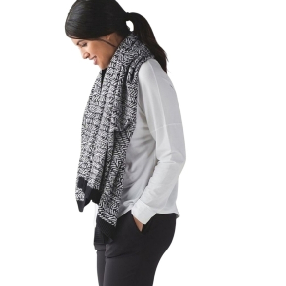 Lululemon Divinity Scarf Chunky Womens OS Soft Trax White Black Booluc Rel: 9/16 - Picture 4 of 14